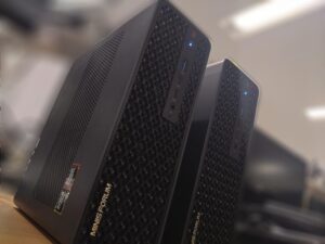 Minisforum MS-S1 MAXが2台ならんで稼働している画像です